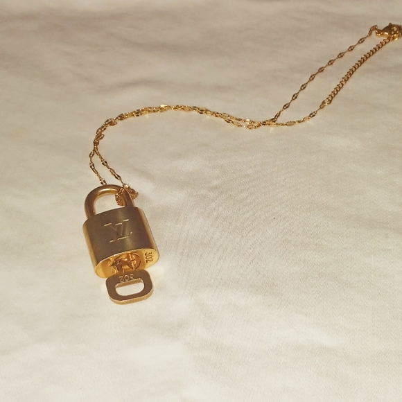 Louis Vuitton Authentic Lock and Key #302 on unbranded Chain. 16" - Picture 3 of 10